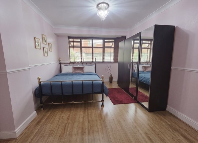 Room Maypole Crescent in Greater London