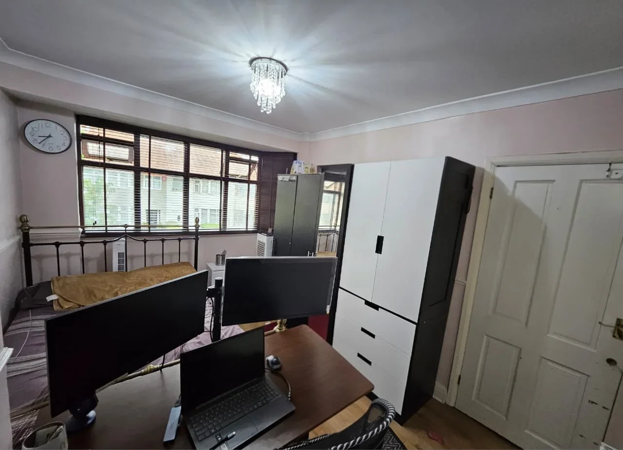Room Maypole Crescent in Greater London
