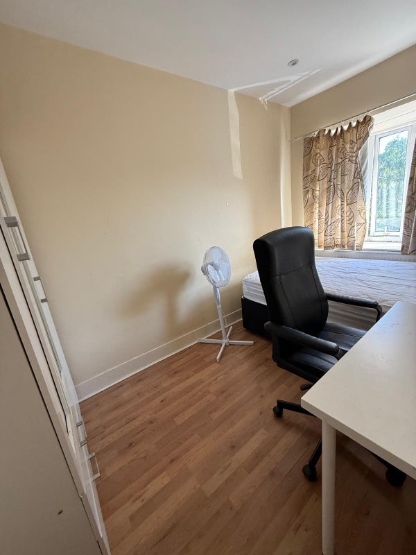 Room Wembley Hill Road in Greater London