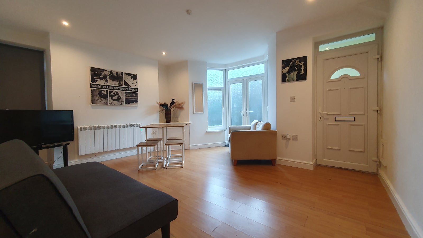 Flat Broadway in Pontypridd