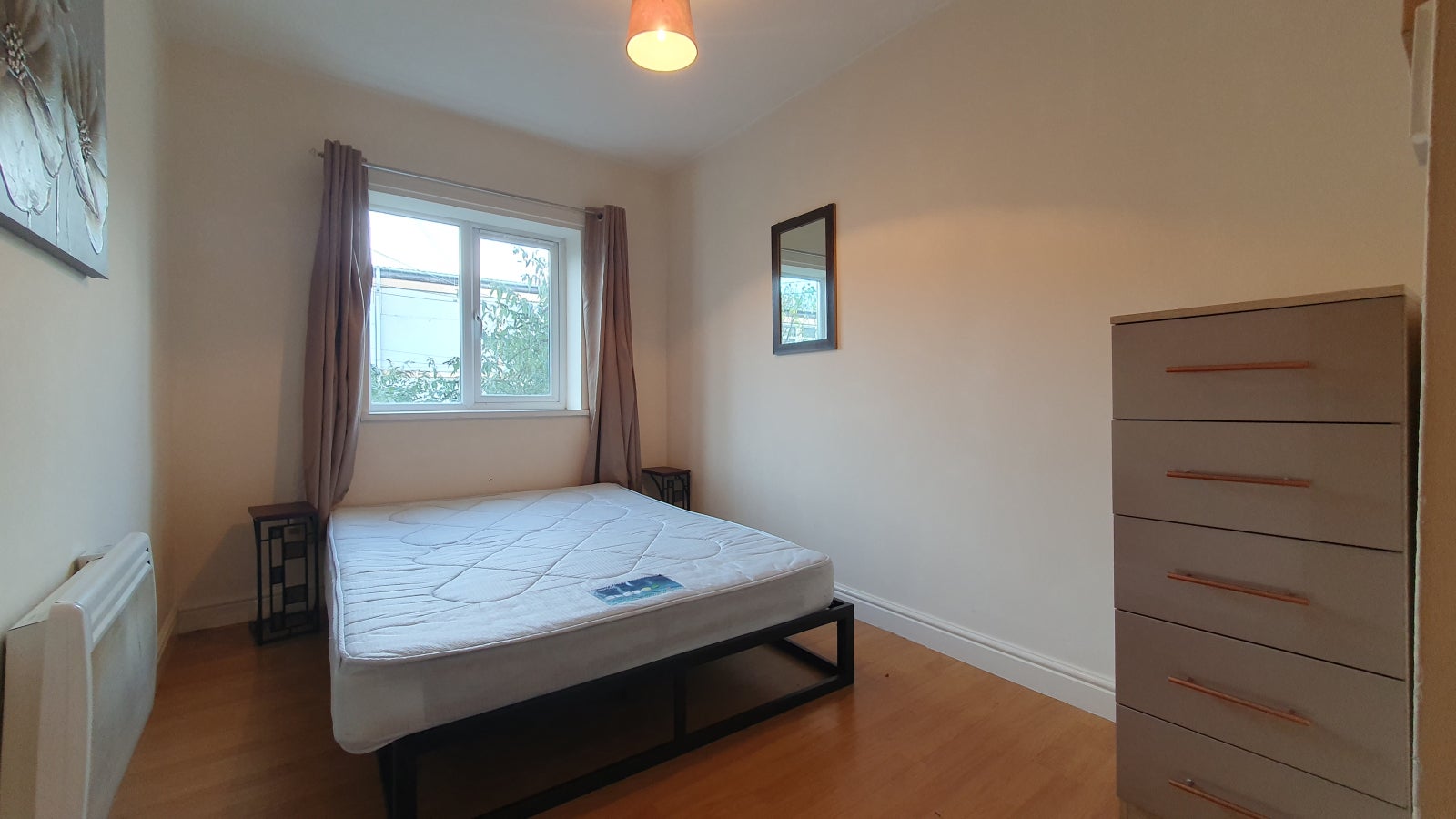 Flat Broadway in Pontypridd