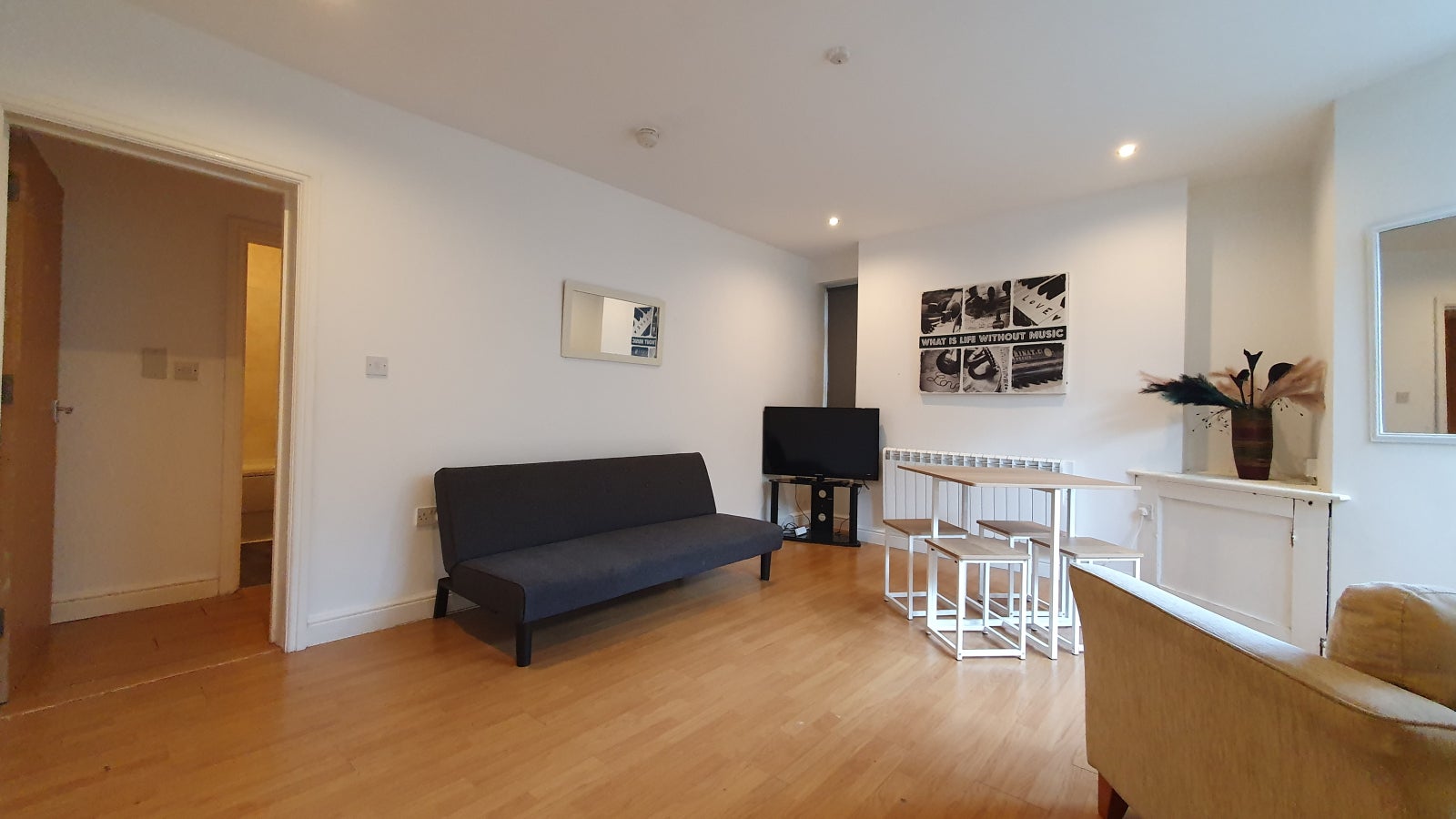 Flat Broadway in Pontypridd