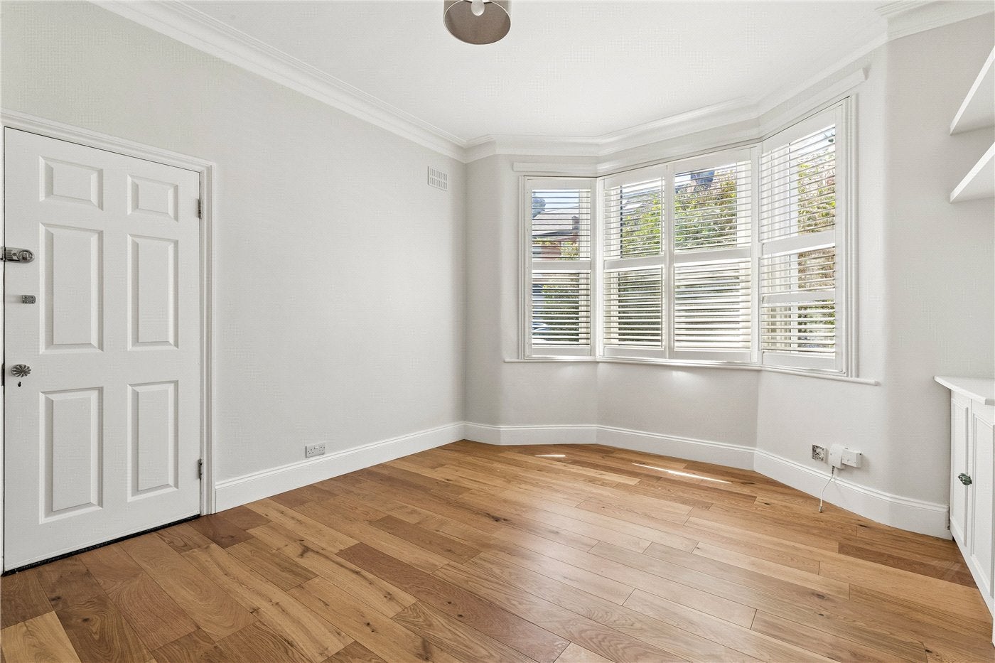 Flat Crusoe Road in Greater London