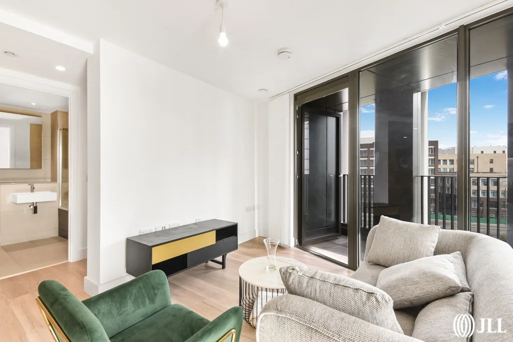 Flat Marshgate Lane in Greater London