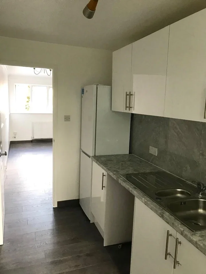Flat Mandeville Road in Greater London