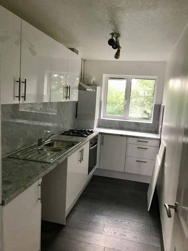 Flat Mandeville Road in Greater London