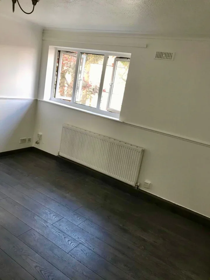 Flat Mandeville Road in Greater London