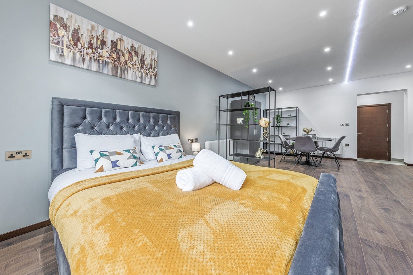 Flat Woodstock Road in Greater London