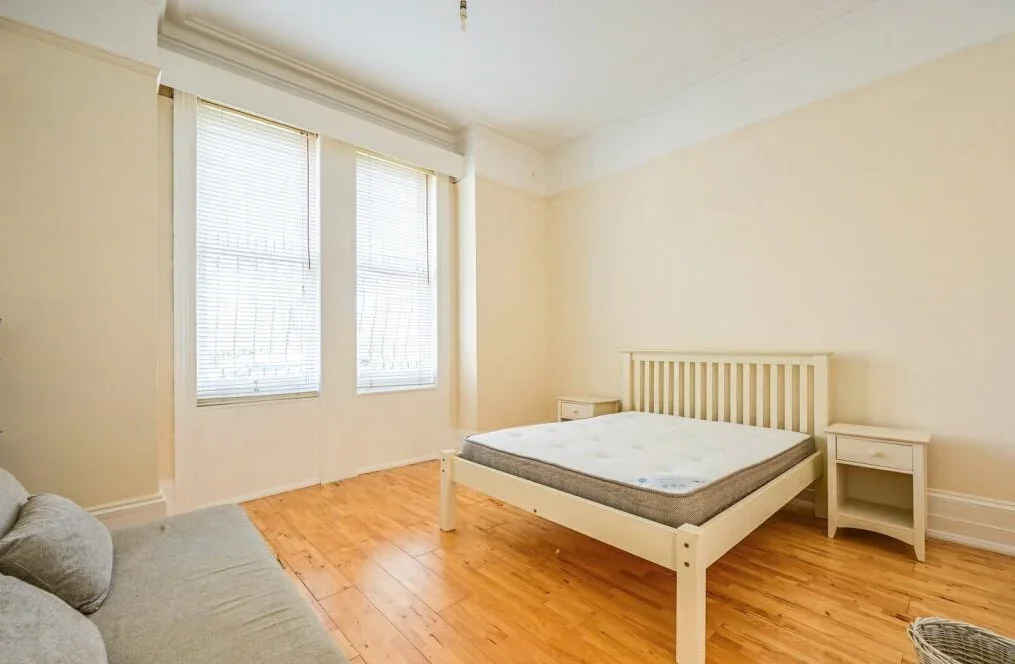 Flat Arcadia Street in Greater London