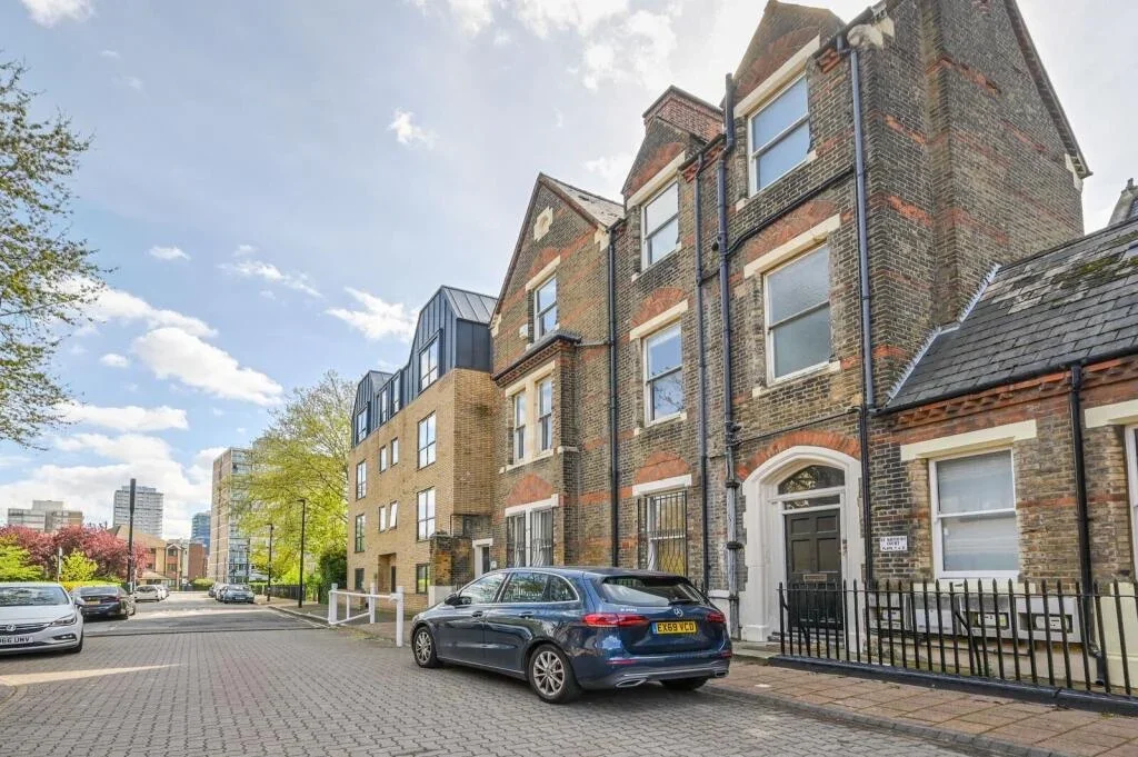 Flat Arcadia Street in Greater London