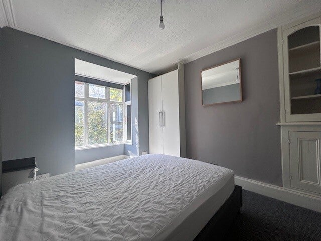 Room Ashburnham Road in Luton