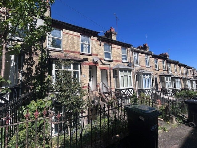 Room Ashburnham Road in Luton