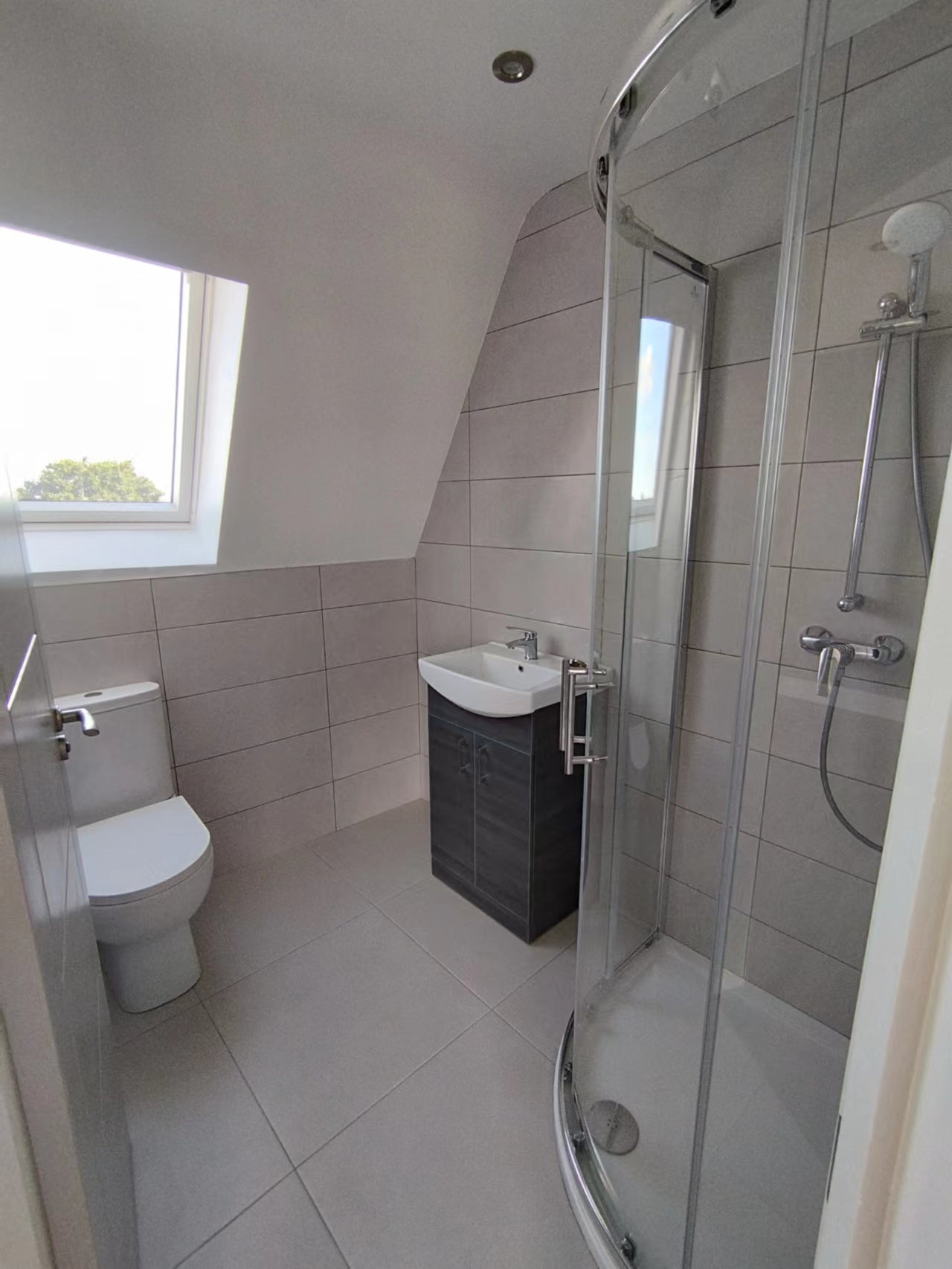 Flat Ewell Road in Greater London