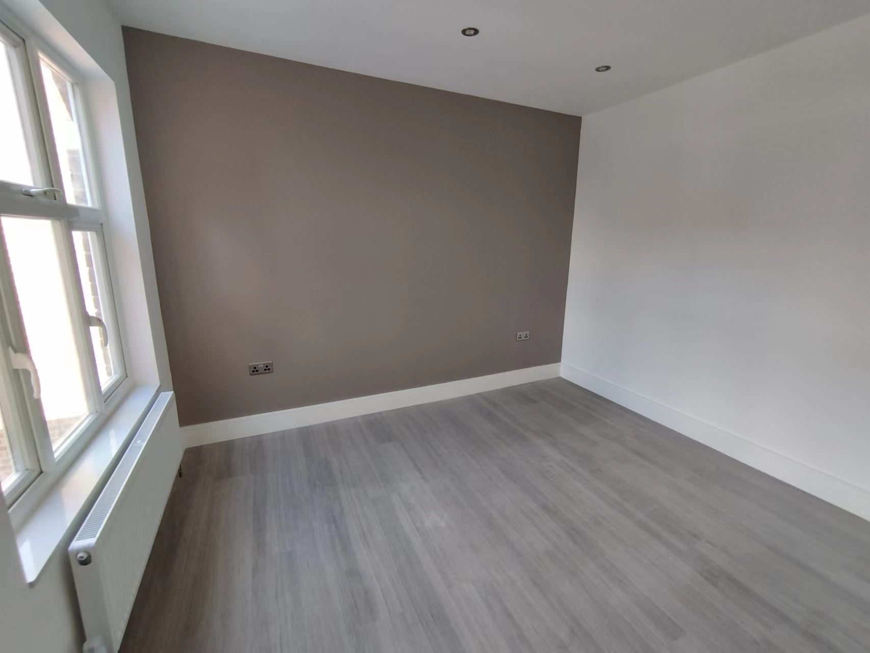 Flat Ewell Road in Greater London