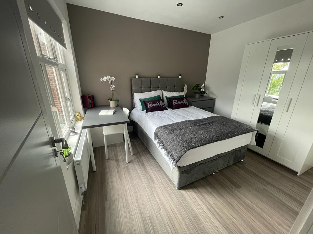 Flat Ewell Road in Greater London