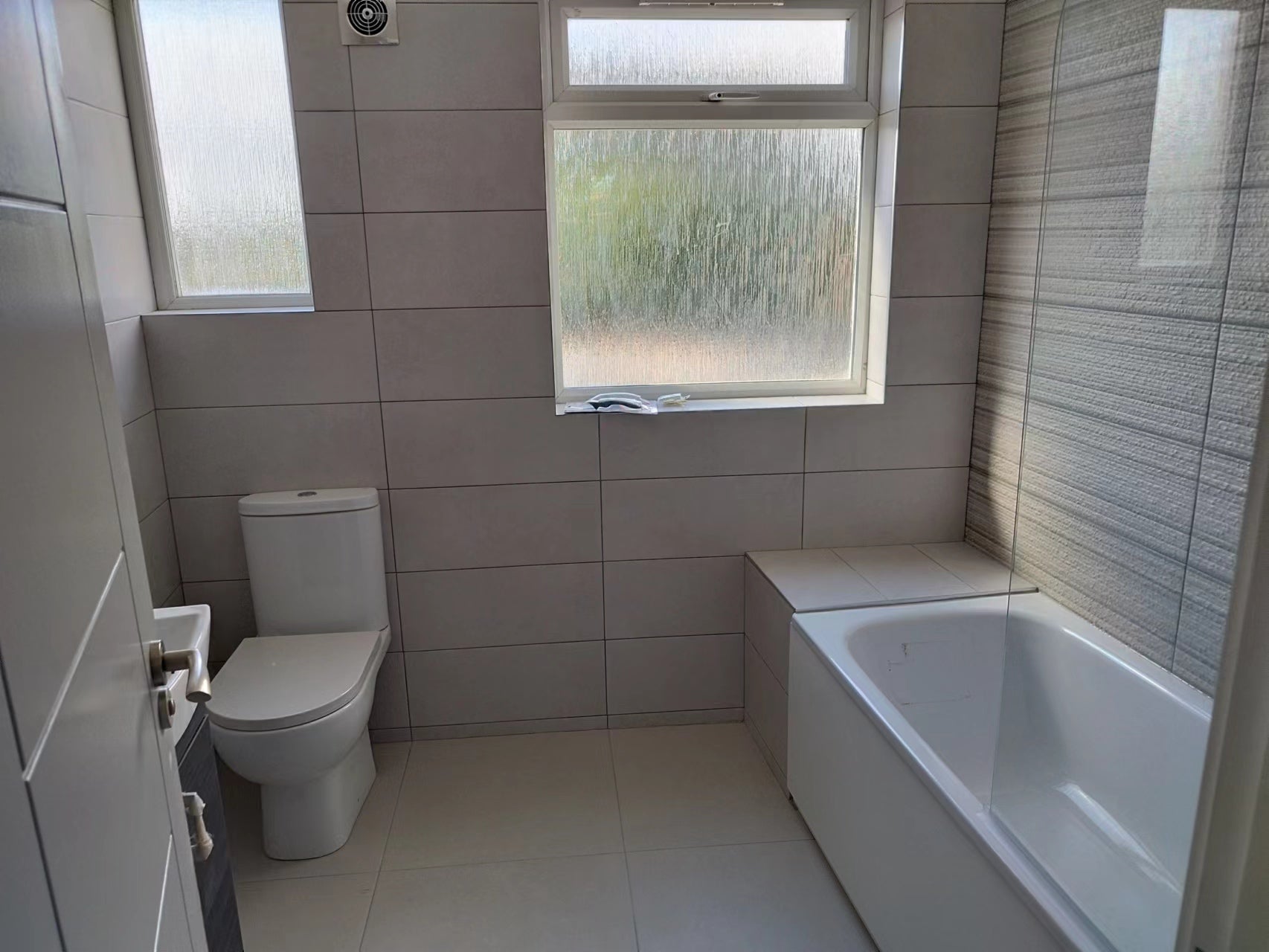 Flat Ewell Road in Greater London