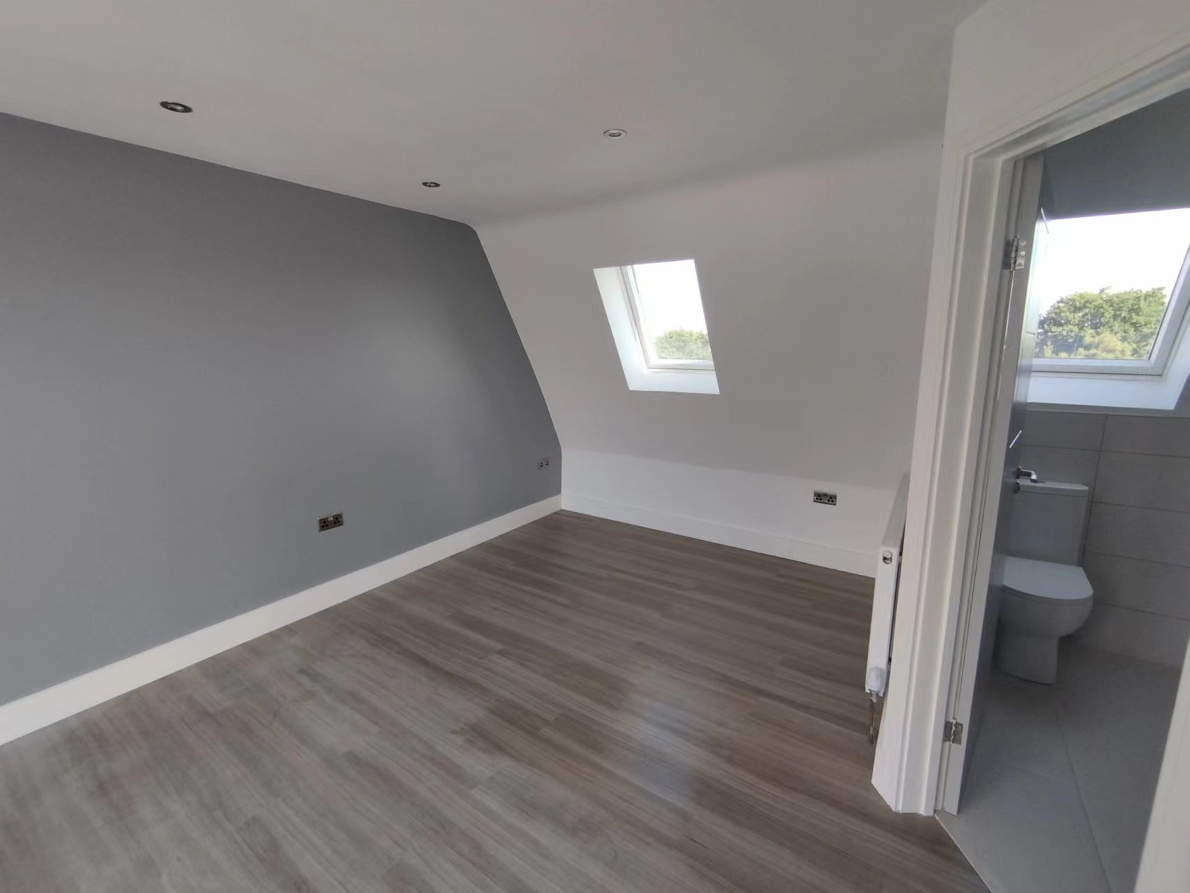 Flat Ewell Road in Greater London