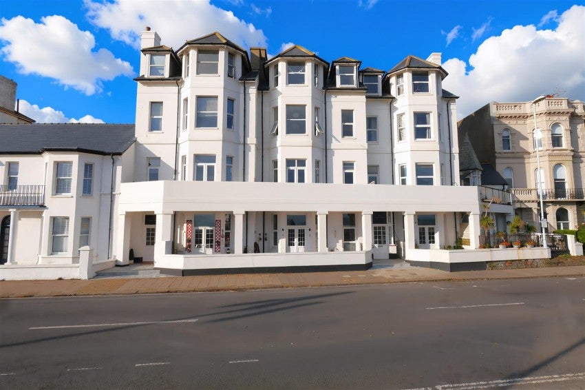 Flat Marine Parade in Worthing