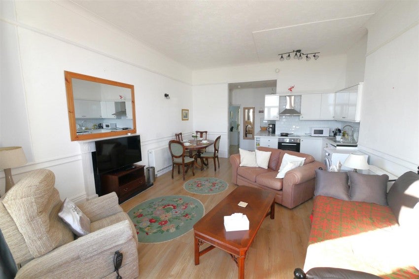 Flat Marine Parade in Worthing