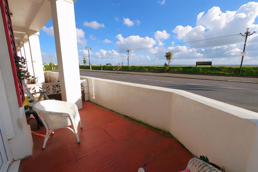 Flat Marine Parade in Worthing