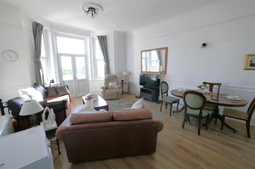 Flat Marine Parade in Worthing
