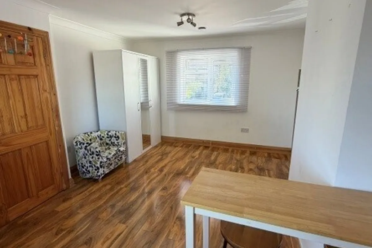 Flat Hoylake Road in Greater London