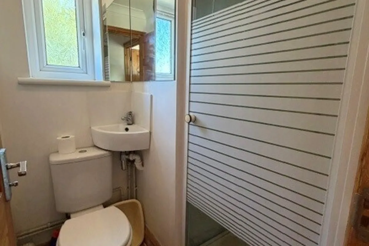 Flat Hoylake Road in Greater London
