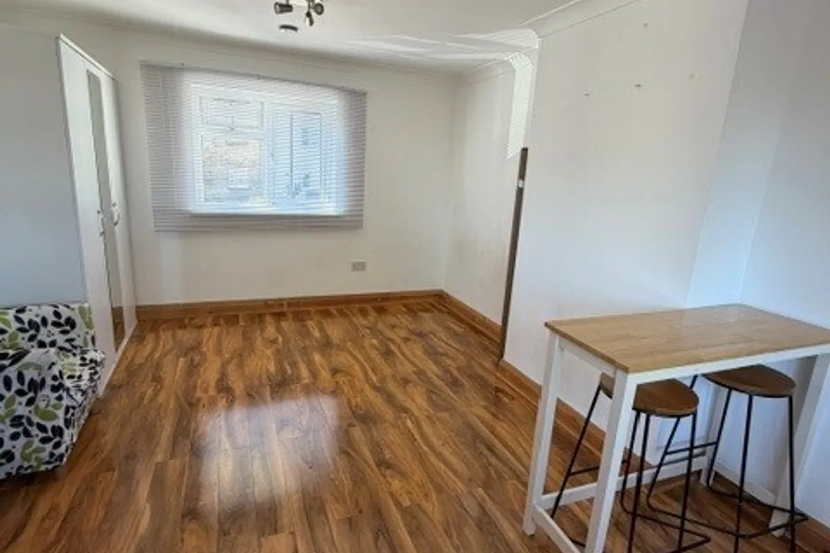 Flat Hoylake Road in Greater London