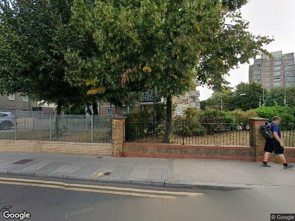 Flat Broomfield Street in Greater London