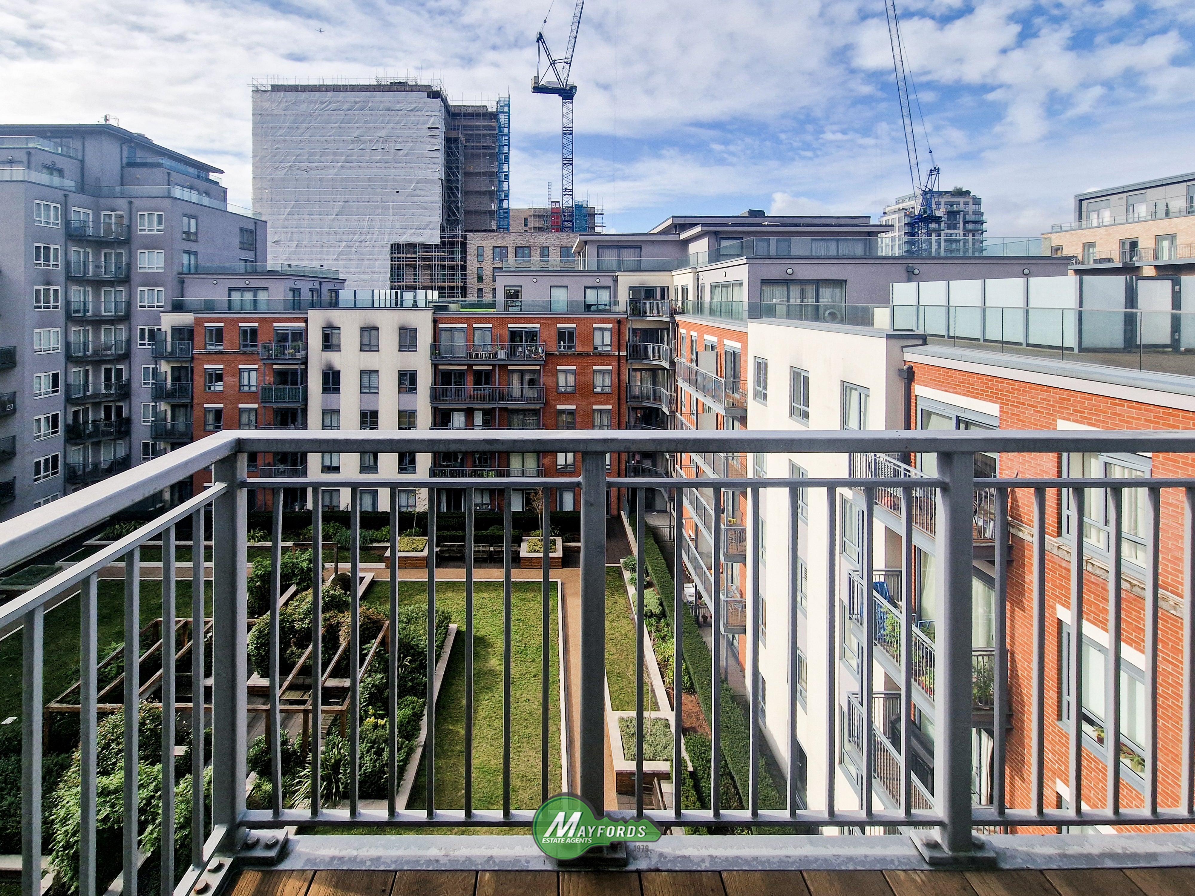 Flat Commander Avenue in Greater London