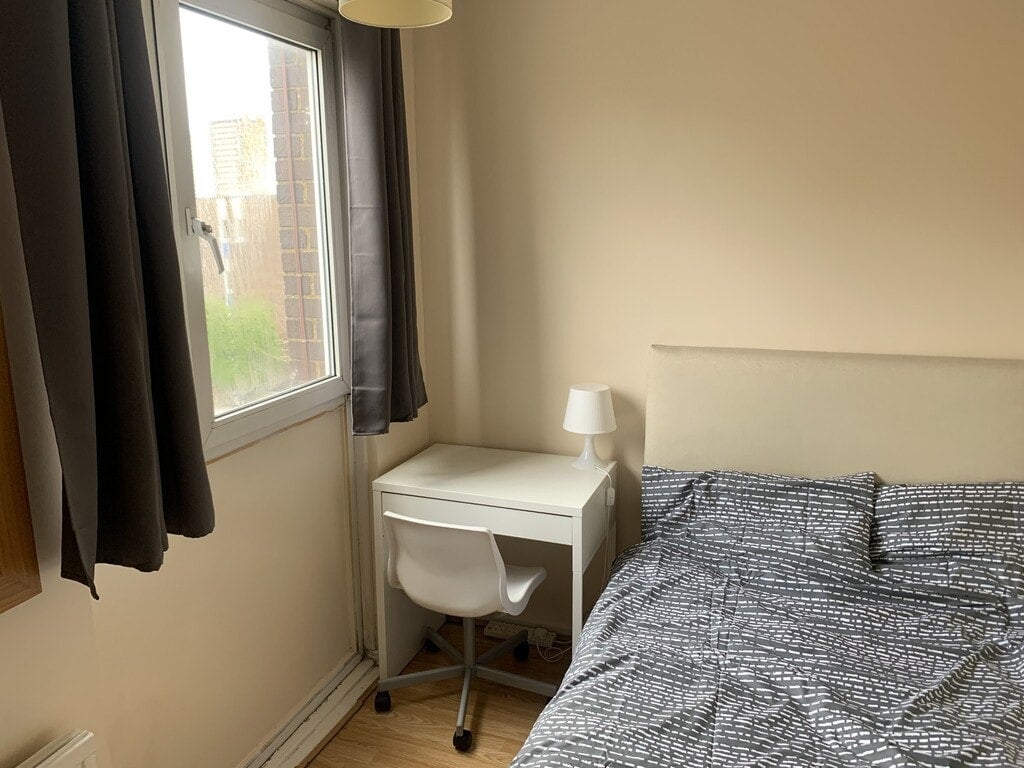 Room Gernon Road in Greater London