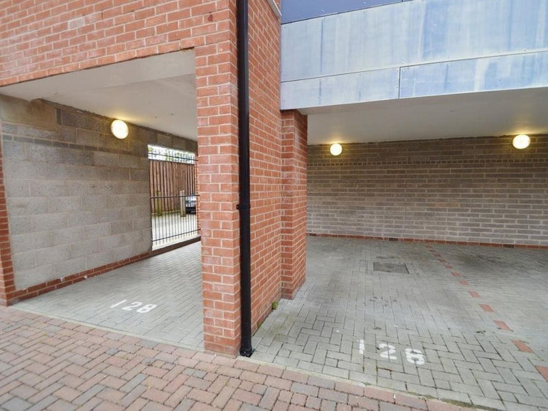 Flat Chadwick Road in Slough