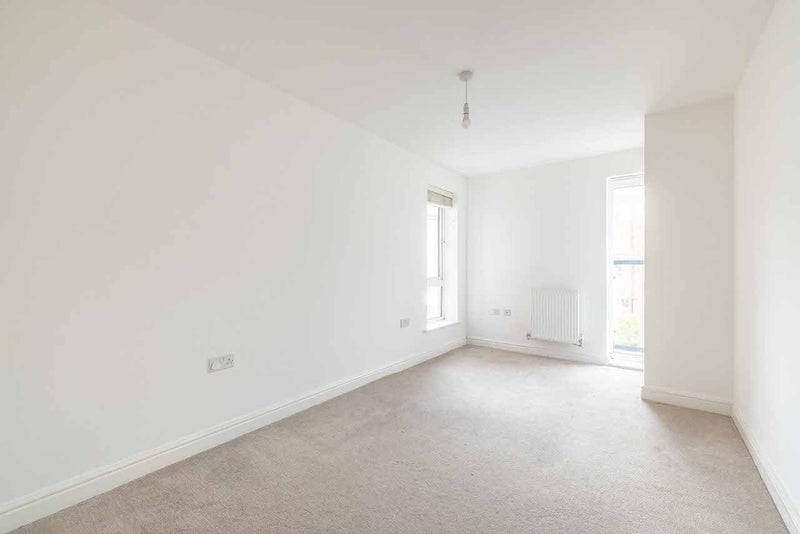 Flat Chadwick Road in Slough