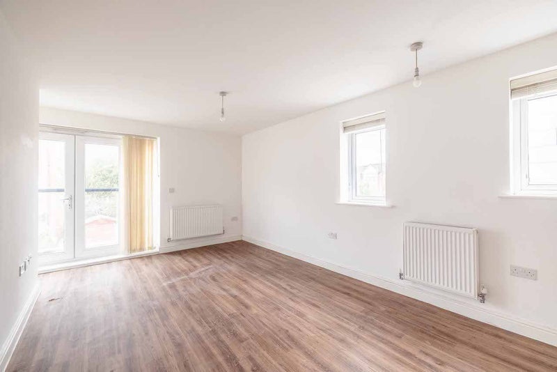 Flat Chadwick Road in Slough