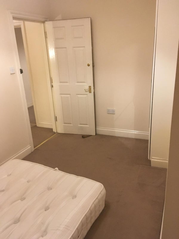 Room High Street Colliers Wood in Greater London