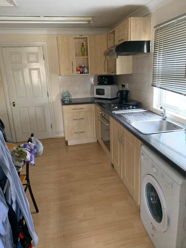 Room High Street Colliers Wood in Greater London