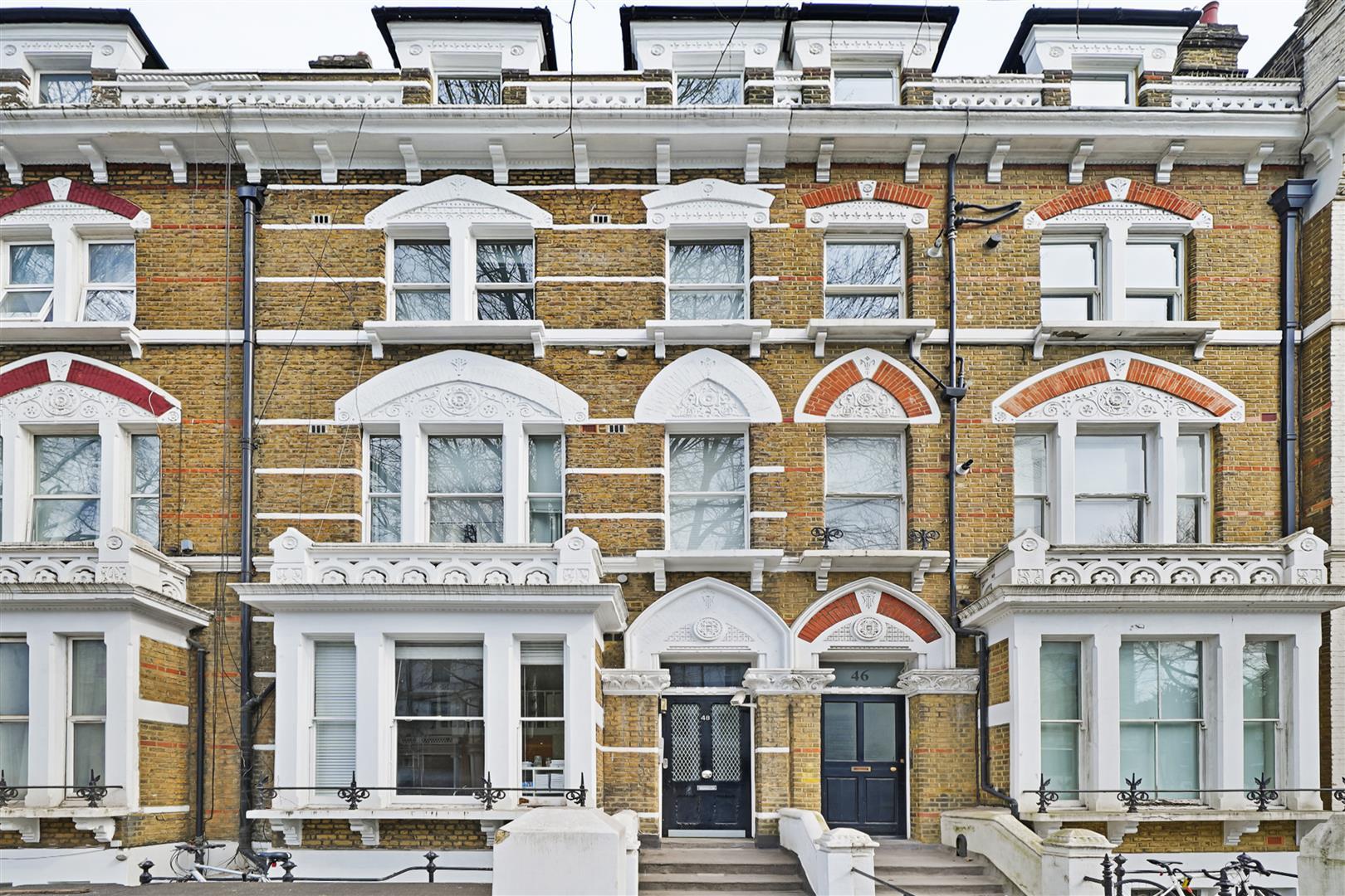 Flat Holland Road in Greater London