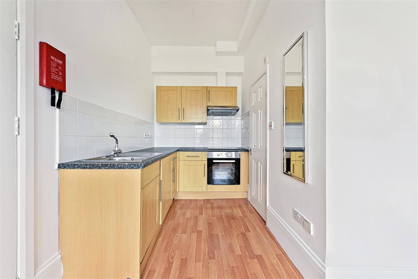 Flat Holland Road in Greater London