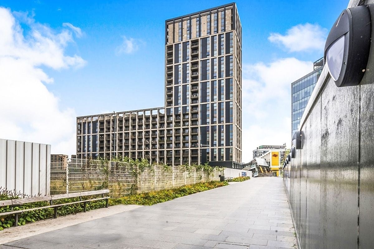 Flat Ruskin Square in Greater London