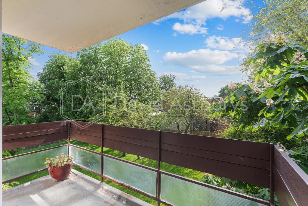 Flat Stanhope Gardens in Greater London