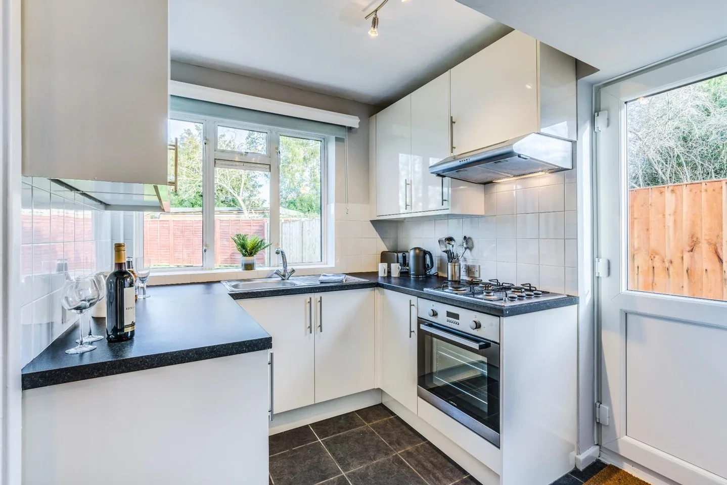 Room Kings Road in Horley