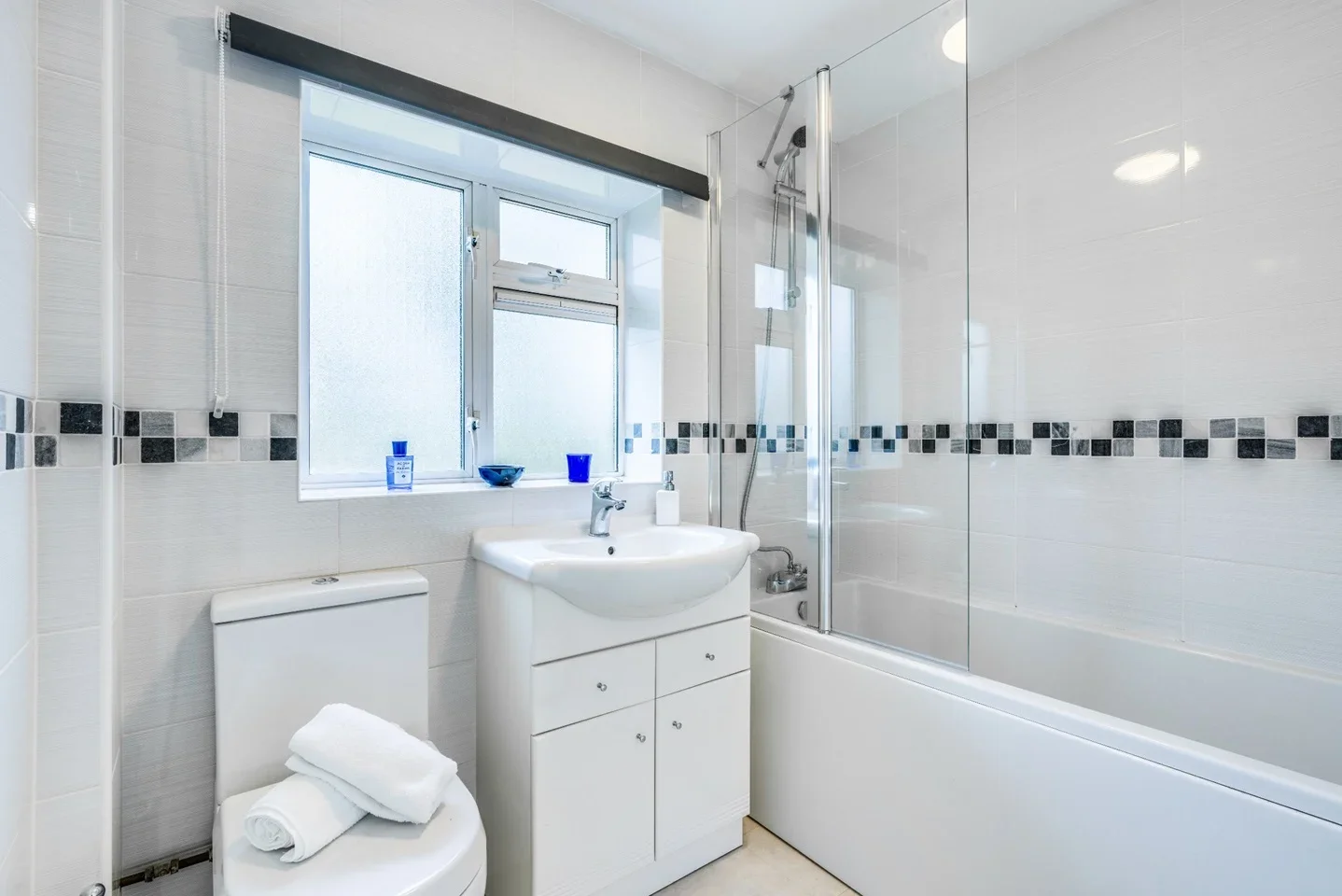 Room Kings Road in Horley