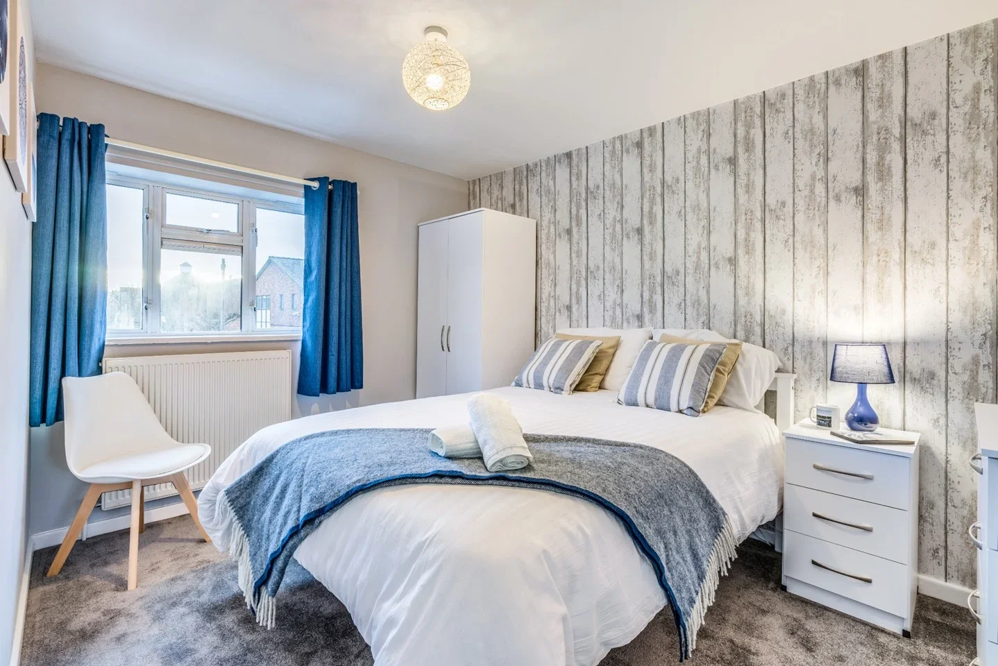 Room Kings Road in Horley
