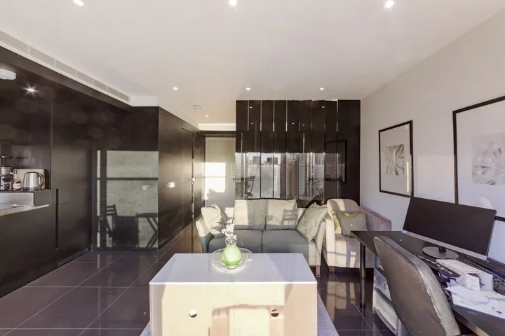 Flat Dockyard Lane in Greater London