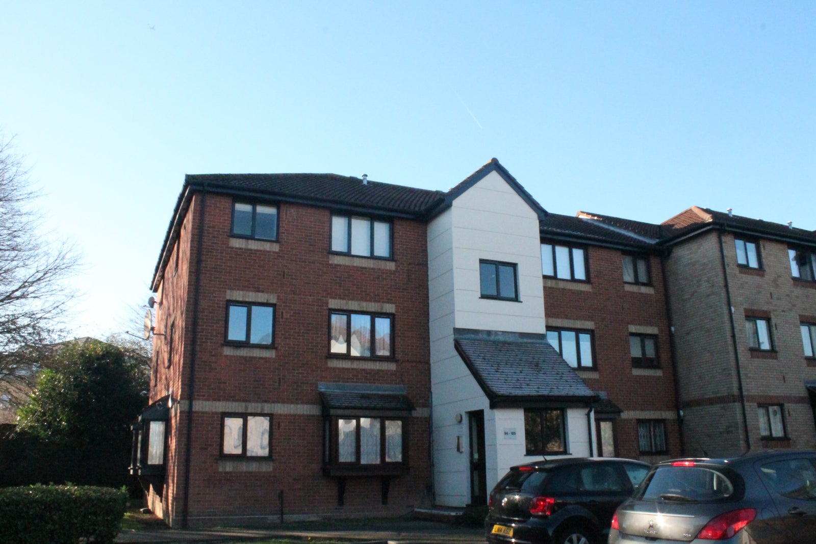 Flat Magpie Close in Greater London