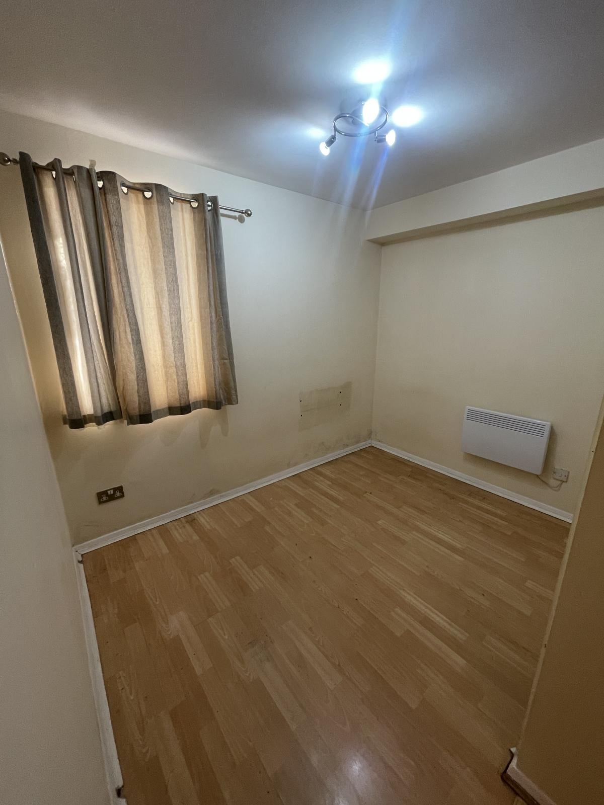 Flat Magpie Close in Greater London