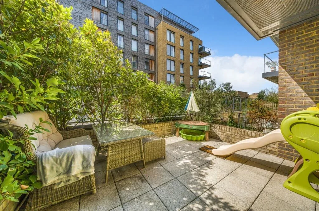 Flat Saundby Lane in Greater London