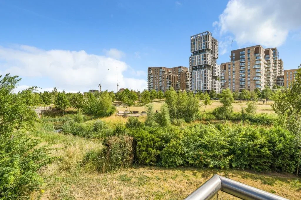Flat Saundby Lane in Greater London