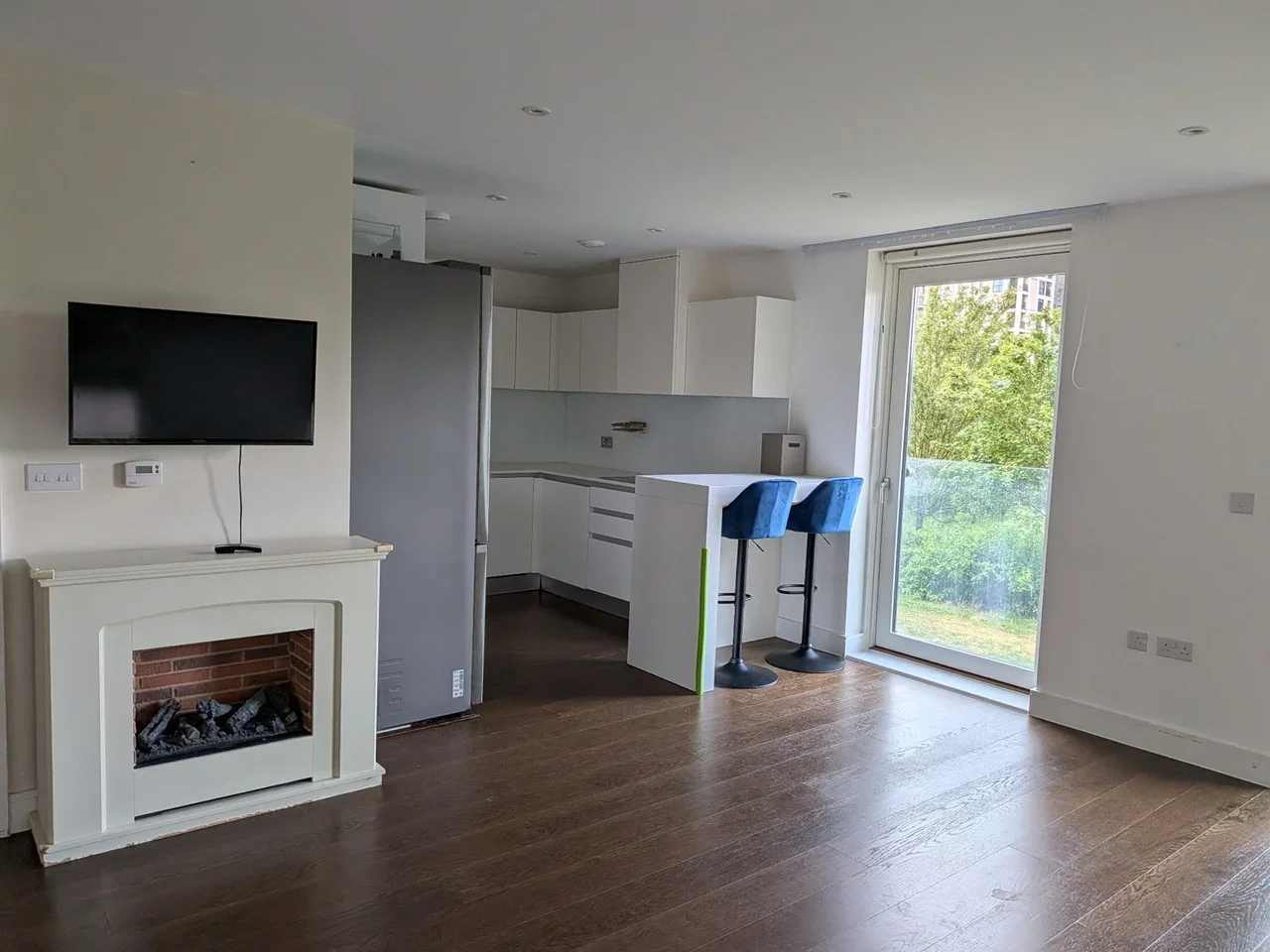 Flat Saundby Lane in Greater London