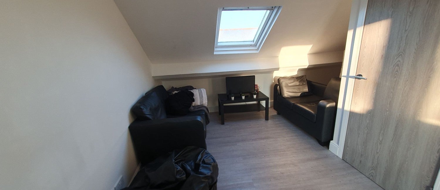Flat Mundy Place in Cardiff